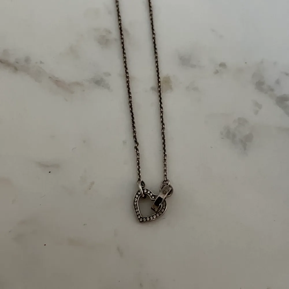 Mycket fint halsband från Thomas Sabo. Mycket fint skicka men ser något mörk ut då silversmycken blir så med tiden med vid köp kommer jag polera upp det som nytt! Nypris 1099kr. Accessoarer.