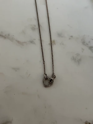 Halsband Thomas sabo - Mycket fint halsband från Thomas Sabo. Mycket fint skicka men ser något mörk ut då silversmycken blir så med tiden med vid köp kommer jag polera upp det som nytt! Nypris 1099kr