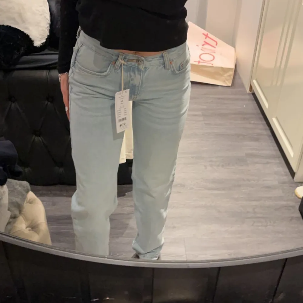 OBS: INTE FRI FRAKT Säljer mina low straight jeans från Gina, de är precis som nya och har inga defekter!  Passar även stroken 34.. Jeans & Byxor.