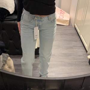 OBS: INTE FRI FRAKT Säljer mina low straight jeans från Gina, de är precis som nya och har inga defekter!  Passar även stroken 34.