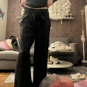 Kostymbyxor  - Säljer dessa fina kostymbyxor som jag använt 1 gång. Sen har de bara legat i garderoben orörda 💛 från Lindex! Nypris 500 kr.  💗passar Xs-S då man kan dra åt i midjan med bandet! Pris går att diskuteras! 