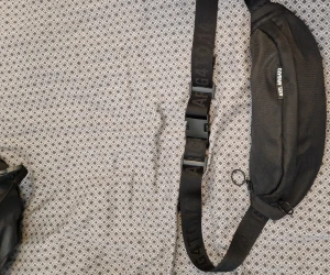 Axel Arigato crossbody bag/midjeväska - Säljer en crossbody bag från Axel Arigato i nyskick. Deb har några olika fack med dragkedjor samt justerbart band och Arigato text längs remmen
