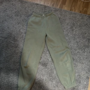 Mjukisbyxor  - Säljer ett par gröna mjukisbyxor i storlek XXS. De har en liten stretchiga midja. Skulle passa folk som är ca 145-150cm långa.