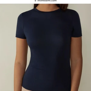 Mörkblå intimissimi T-shirt  - Helt ny intimissimi T-shirt med lapp kvar, säljer pga för stor💔 skriv i dm!