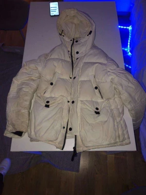 Peak performance jacka - Peak performance jacka i storlek L lite smutsig men funkar att tvätta så blir den som ny 