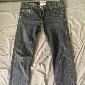 Mörkgråa Morris bleu de gene jeans, storlek 33/33 och är i mycket bra skick:)