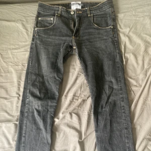 Mörkgråa Morris jeans - Mörkgråa Morris bleu de gene jeans, storlek 33/33 och är i mycket bra skick:)