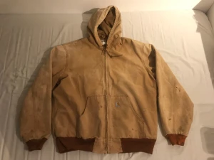 Carhartt jacka beige - Fet beige Carhartt WIP active jacka som jag inte använder längre. Små hål på ärmarna och några små fläckar.  Kan mötas upp i malmö. Nypris drygt 2000kr