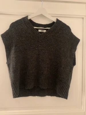 Tröja - Fin väst i storlek S/M från Zalando. Använd men i fint skick❣️