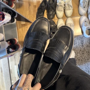 Our leagacy loafers - Säljer mina loafers då dom inte passar min fot bra, aldrig använda utomhus  2000+frakt