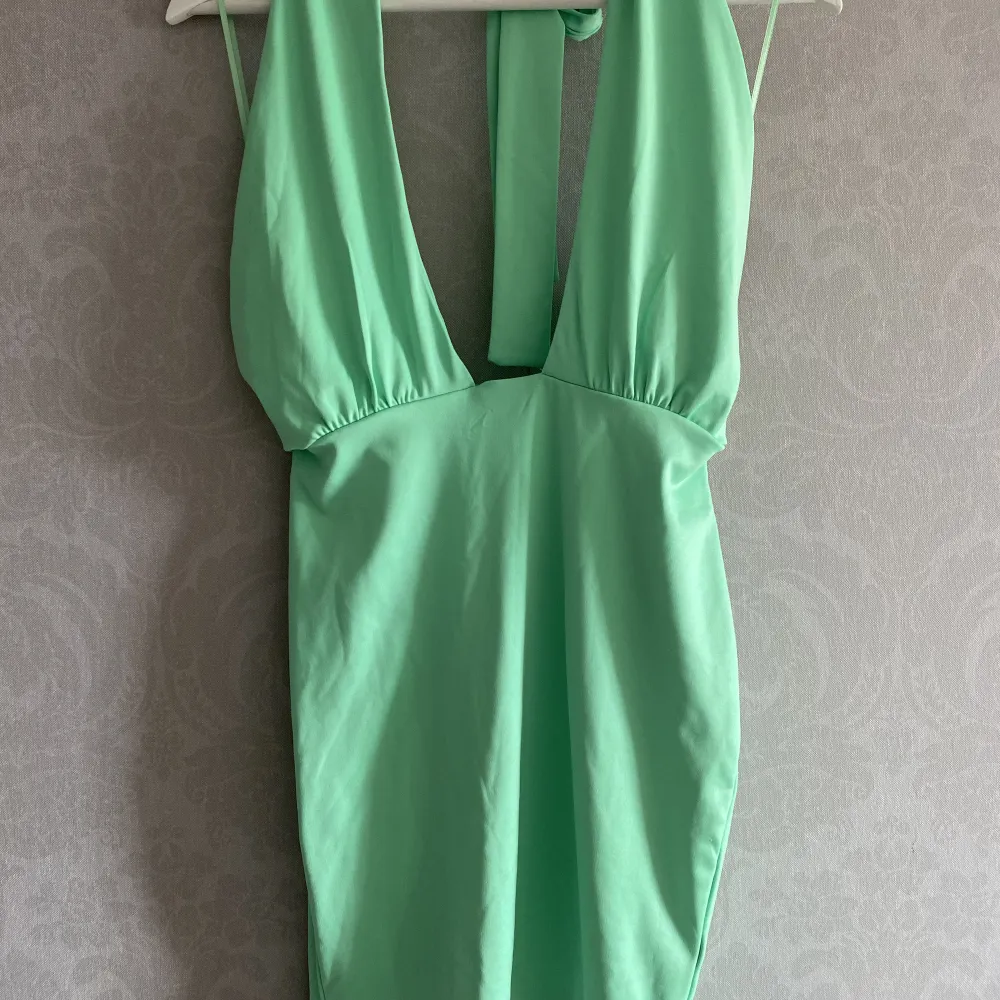 Grön klänning med öppen rygg💚 Aldrig använd, prislapp finns kvar på . Klänningar.