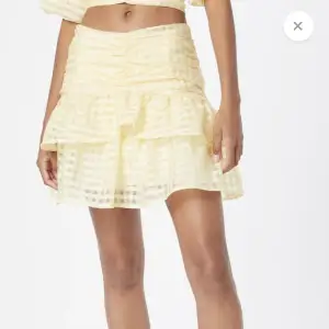 Säljer denna såå fina kjolen från gina som inte kmr till användning💕💕