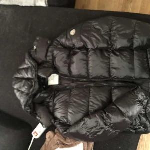 Moncler vinterjacka  - En present av ett ex som jag vill få bort. Passar bäst på 175-185 cm. Autentisk och knappt använd.