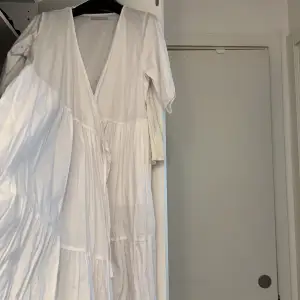 Oanvänd vit klänning jättefin till sommaren 