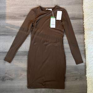 Säljer denna bruna klänningen från NAKD, oanvänd med tagg kvar. Storlek XS - stretchig. 