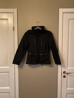 J store jacka - begagnad svart J store jacka  barn vid intresse kan fler bilder skickas 