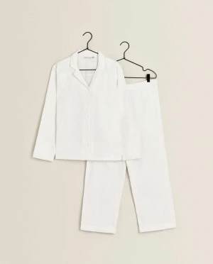 Zara Home vitt pyjamasset - ZARA home pyjama set. Embroidered pattern. 100% Cotton. Top and bottom are both in size S 3/4 sleeves and 3/4 trousers  Pick up available in Kungsholmen  Please check out my other items! :) 