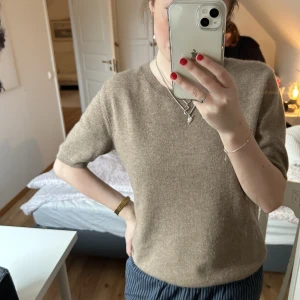 Kasmir T-shirt  - Jättesnygg kasmir T-shirt stel M från Davida nypris ca 1500! Har normalt storlek s o den sitter bra på mig! TRYCK EJ KÖP DIREKT❣️