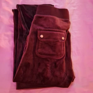 Bruna juicy couture - Säljer mina bruna juicy byxor💗 Nyskick, storlek XS.