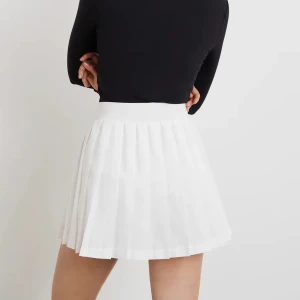 Tennis kjol - Helt ny tenniskjol i storlek M. Nypris 400kr, säljes då jag råkat köpa en storlek för liten💞😭