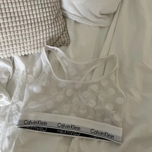 Calvin klein topp (oanvänd) - Helt oanvänd topp från Calvin klein, prickig och genomskinlig som syns på bilden. Pris kan diskuteras!