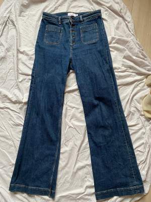 Högmidjade jeans från &other stories i 70-tals stil, använda en gång