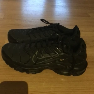 Nike Air TN - Aldrig använda. Pga slängt kartongen kunde dessa inte lämnas tillbaka. Storlek 44,5 Nypris 2149kr inköp hösten 22 Footlocker 