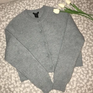Vårig kofta, oanvänd - Säljer denna super härliga våriga koftan från Lindex, aldrig använd då den inte riktigt är min stil. Storlek S men passar även M och XS. 🤍