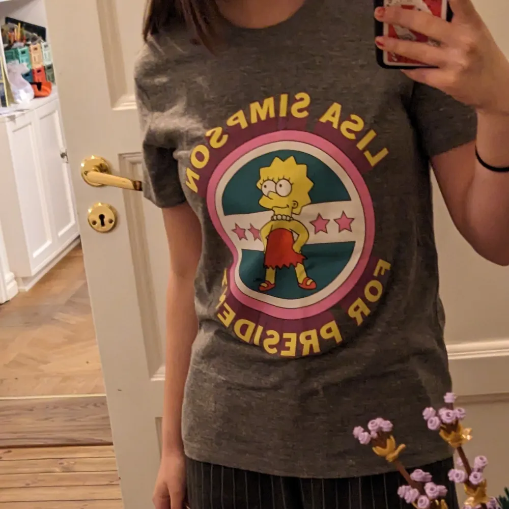 Så cool t-shirt med Lisa Simpson tryck! Lisa Simpson for president 🙌🤭💗🎉 storlek xs men funkar för s också.. T-shirts.