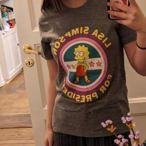 Så cool t-shirt med Lisa Simpson tryck! Lisa Simpson for president 🙌🤭💗🎉 storlek xs men funkar för s också.