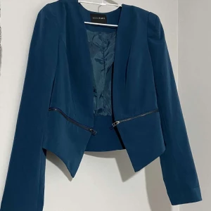 Kavaj - Jättefin kavaj i nyskick, har använt det bara vid ett tillfälle 💗 FRI FRAKT :)