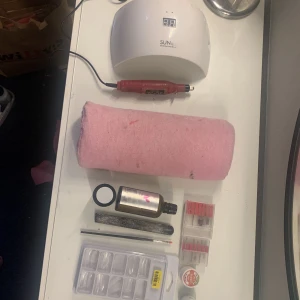 Nagel kit  - Det ingår: nagel tippar, uv lampa (såld) , elfil, bits, nagel färg öppnade, oderless vätska 30%, akryl pulver vit, 35%, fil mm säljs för 400 Vill bli av med det så fort som möjligt 