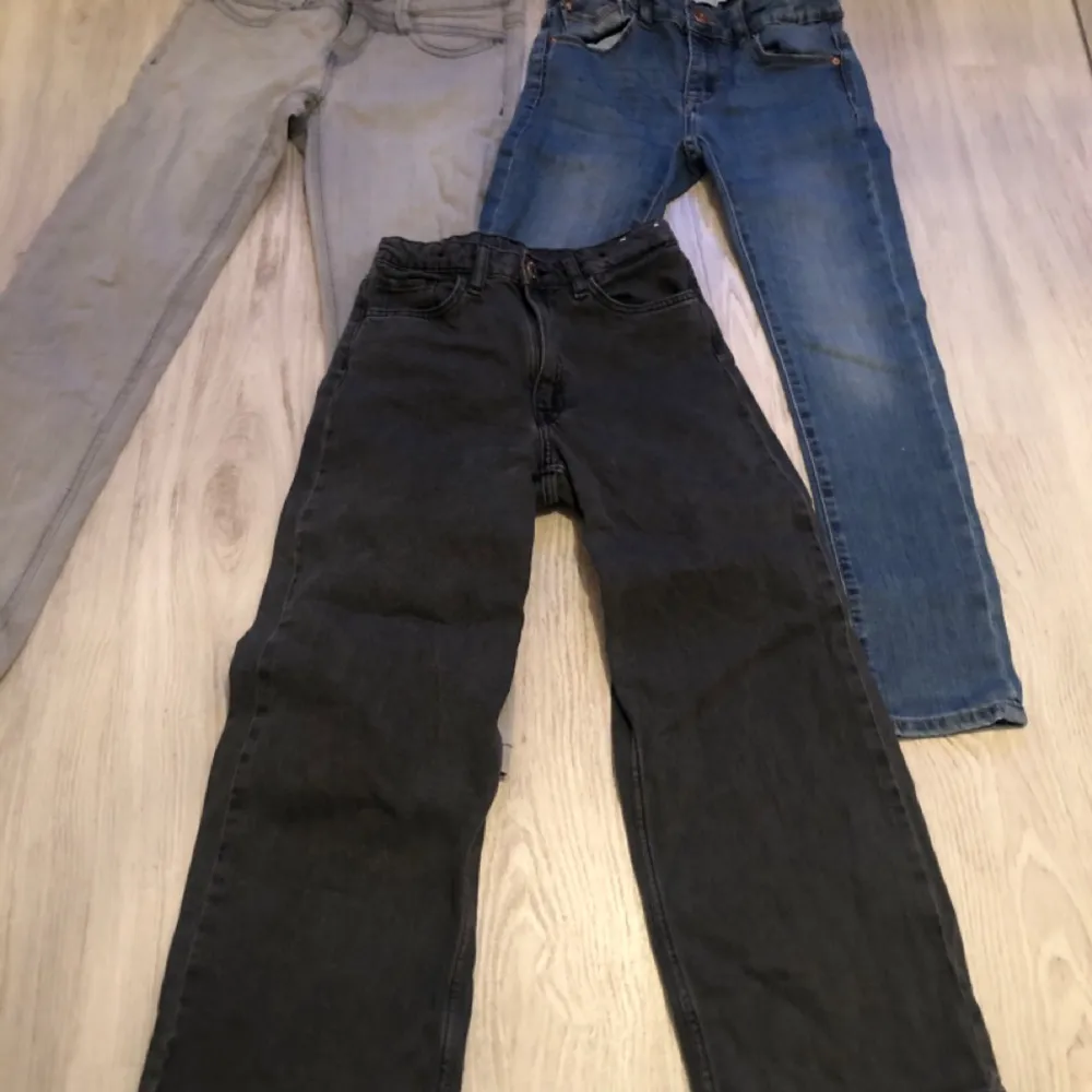 Jeans stl 140-146 50 kr styck💗färg svar,grå,blå.100 för alla😁. Jeans & Byxor.