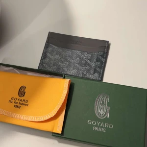 Goyard korthållare - Äkta Goyard Korthållare Köpt i Dubai och knappt använd. Kvitto är bortslarvat och hittar inte den någonstans men den är 100% äkta.   Skriv privat vid intresse, vid snabb affär pris kan diskuteras.