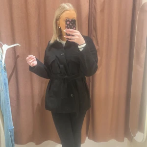Säljer svart kappa  - Säljer nu min jätte fina kappa från Gina tricot, köpte för typ 2 veckor sen å använt den typ 5 gånger Max, fint skick! Inga skador, säljer för att jag inte tycker att jag passar i den, ny pris 599kr , storlek s🫶🏻