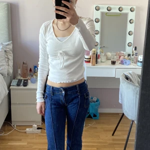 Gullig tröja från Vero moda💗 - Jag säljer denna tröja från vero moda då jag tyvärr inte använder den💗storlek är M men den passar s och xs lika bra❤️skriv för fler bilder