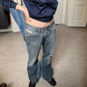 Baggy och utsvängda jeans. Är 173 cm, de är i toppskick