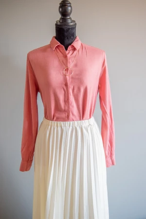 Blus - röd - UNIQLO S  - Mjuk skjorta från Uniqlo  Mycket bra skick   Ljusröd  Lätt att stryka