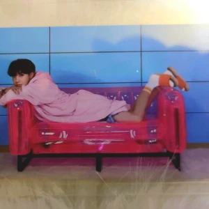 Hobi be photocard  - I'm selling cuz I have duplicates, it comes well protected with 2 sleeves, a hard one and a soft one.  Possible exchange for other cards, I'm an ot7, chat for suggestions and info. Price is very possible to negotiate. 