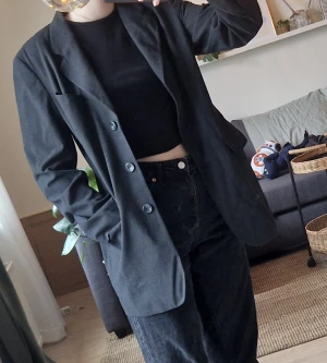 Kavaj - Köpt second hand med prislapp kvar. Har själv endast använt ett fåtal gånger. Sitter snyggt oversized på mig som är s/m på toppar. 