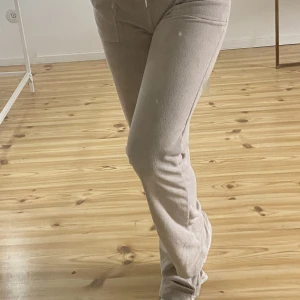 Juicy couture byxor - Använt dessa rätt mycket och tyvärr blivit lite slitna längs ner. Det som är smutsigt går att få bort men som sagt lite slitna längst ner. Skriv till mig för mer bilder. Materialet är ungefär handuksmaterial 