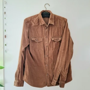 Brun manchester skjorta  - Brun manchester från weekday // mens medium //