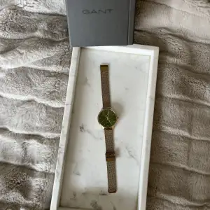 Säljer denna superfina Gant klocka med grön urtavla och guldfärgad länk. Helt oanvänd! Reglerbar länk. Nypris 1890kr