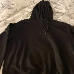 En vanlig svart hoodie som bara ligger j garderoben och skräpar. Använt få gånger 