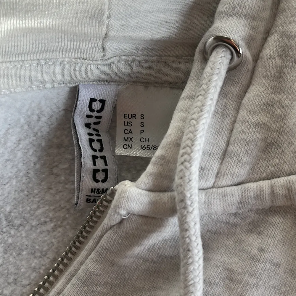 Säljer en jättefin ljus grå ”zip hoodie”. Köpte på H&M för 149kr.  använd men i bra skick!  Skriv för fler bilder. Tröjor & Koftor.