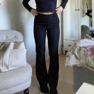 Kostymbyxor  - Kostymbyxor från BikBok 🫶🏼Sparsamt använda 💕