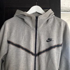 Nike Tech Hoodie - Nike Tech hoodie. Storlek M. Finns ett litet hål som ja sytt igen men inget ögat ser. 8/10