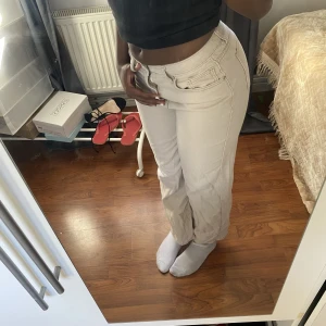 Beiga Straight Jeans - Säljer dessa för de är för korta på mig. Använd ett par enstaka gånger. Inga tecken på användning!! Skriv för mer bilder💛