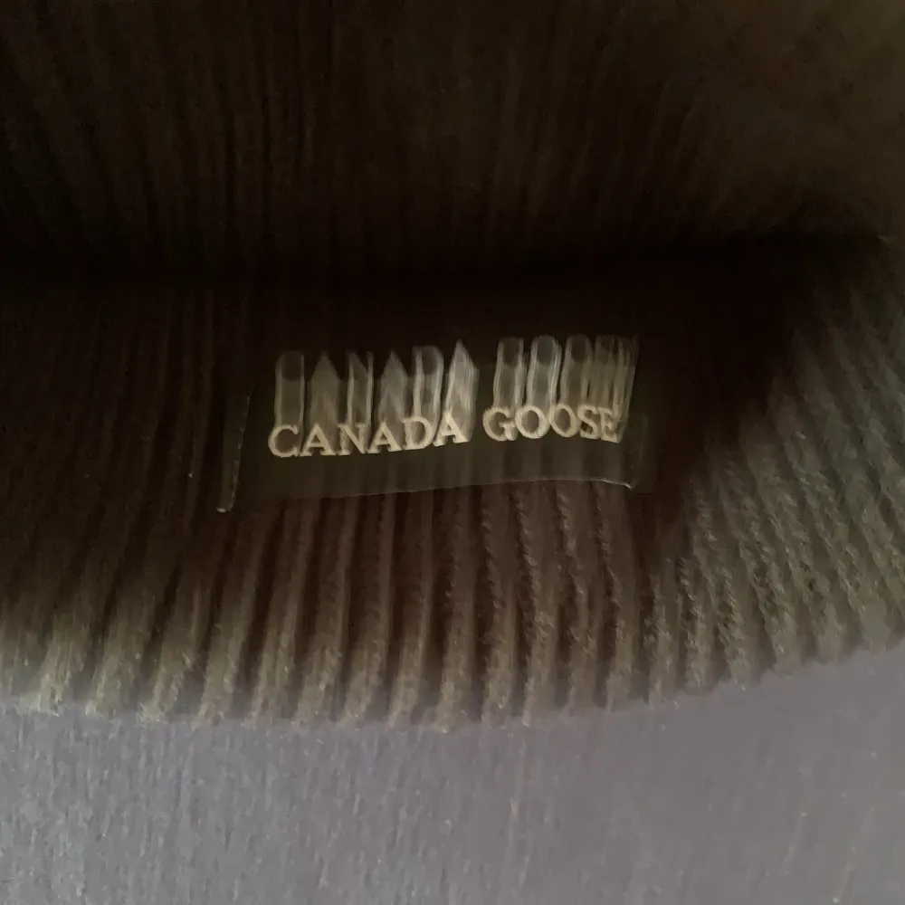 Säljer nypackad Canada goose mössa, råka köpa 2 och behöver ej den andra. Muu.