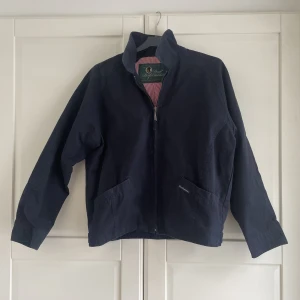 Peak performance jacka - Vintage mörkblå peak performance jacka, rutig på insidan☺️